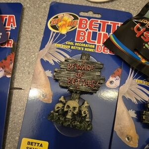 Betta Skull Sign Aquarium Decor - Black/Gray